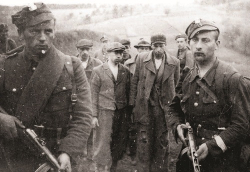 Upowcy złapani przez żołnierzy WP pod Sanokiem, maj 1947. Fot. AIPN