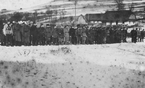 Sotnia „U 4” Włodzimierza  Szczygielskiego „Burłaki” we wsi Jamna, 1946 r. Fot. z publikacji: <i>Litopys Ukrajinśkoji Powstanśkoji Armiji</i>, t. 13, Toronto 2001