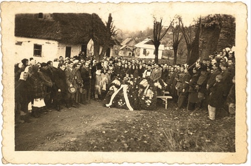 Pogrzeb Michała Dorociaka i jego trzech synów (17, 10 i 7 lat), zamordowanych przez banderowców 3 listopada 1944 r. w Sufczynie k. Przemyśla. Fot. Grzegorz Iwaneczko, ze zbiorów Dariusza Iwaneczki