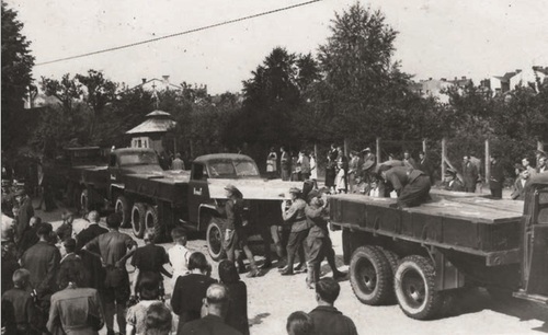 Przenoszenie trumien ze zwłokami żołnierzy WP, którzy zginęli podczas potyczki z trzema sotniami UPA; cmentarz na Zasaniu w Przemyślu. Fot. ze zbiorów Danuty Okoń