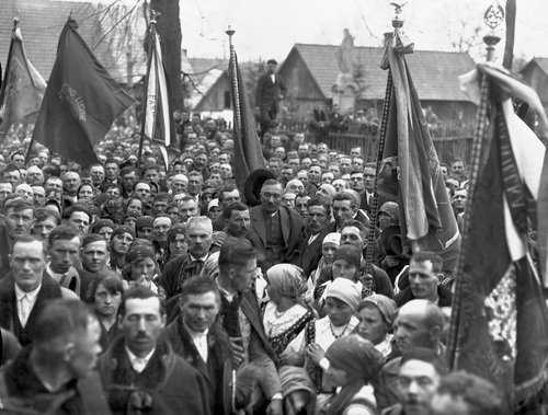 Prezes Stronnictwa Ludowego Wincenty Witos niesiony na rękach przez działaczy ruchu ludowego podczas uroczystości z okazji XXV - lecia jego działności politycznej, 30 kwietnia 1933 r. Fot. NAC