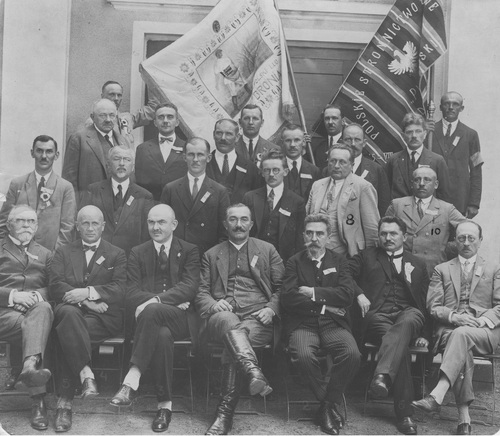 Fotografia grupowa działaczy PSL "Piast" ze sztandarami partyjnymi, lipiec 1927 r. Fot. NAC