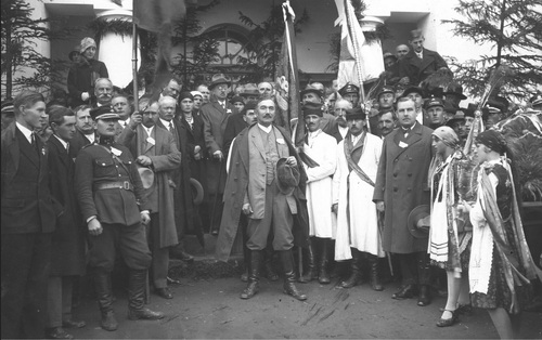 Wincenty Witos wśród uczestników uroczystości w Wierzchosławicach z okazji rocznicy Bitwy Warszawskiej, 1930 r. Fot. NAC