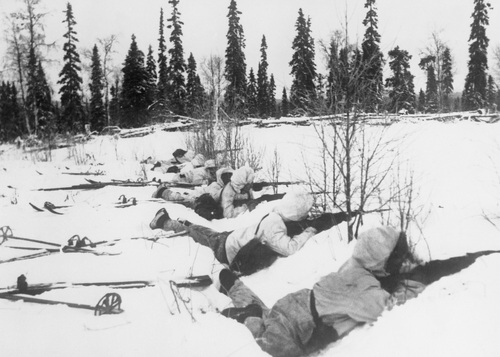 Fińscy narciarze na pozycjach obronnych Fot. Wikipedia/Imperial War Museums