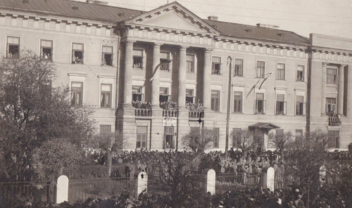 Ogłoszenie Aktu 5 listopada z balkonu Pałacu Sandomierskiego w Radomiu Fot. Wikimedia Commons/domena publiczna
