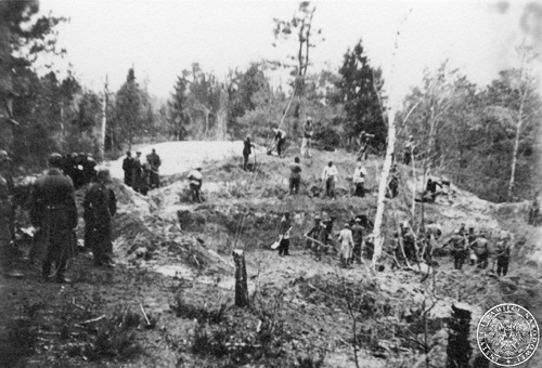Pierwsza ekshumacja zamordowanych przez NKWD oficerów Wojska Polskiego w Katyniu zlecona przez Niemców - kwiecień 1943 r. Fot. AIPN