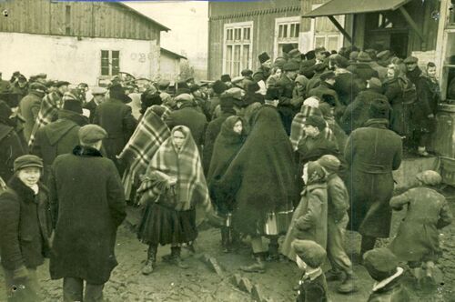Mieszkańcy wsi przed lokalem wyborczym, 19 I 1947 r. Fot. AIPN