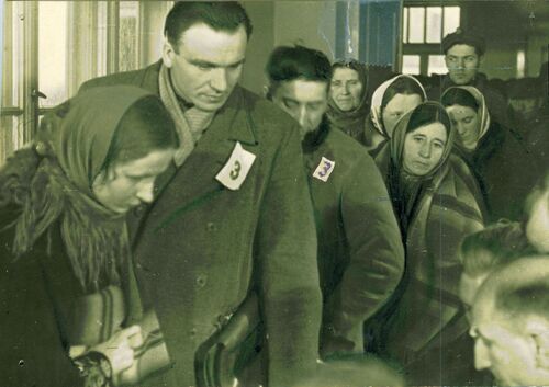 Kolejka w lokalu wyborczym, 19 I 1947 r. Fot. AIPN