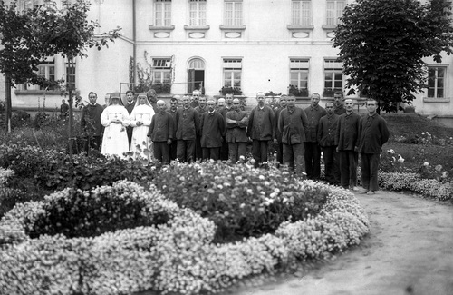 Grupa pacjentów z siostrami zakonnymi - pielęgniarkami w szpitalnym ogrodzie, sierpień 1927 r. Fot. NAC