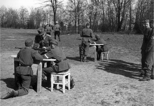 Młodzież z Hitlerjugend podczas ćwiczeń w posługiwaniu się bronią na obozie w Kobierzynie. Fot. NAC