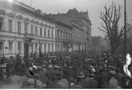 Formowanie się pochodu Polskiej Partii Socjalistycznej podczas Święta Pracy w Krakowie, 1 maja 1936 r. Fot. NAC