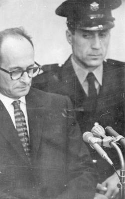 Adolf Eichmann podczas procesu Fot. AIPN