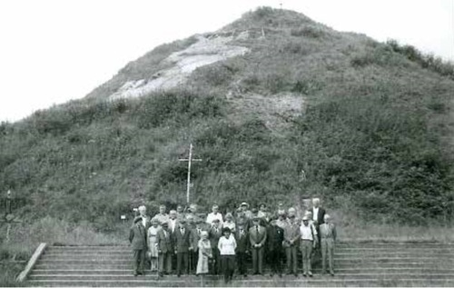 Legioniści pod kopcem w latach siedemdziesiątych. Fot. ze zbiorów Komitetu Opieki nad Kopcem Józefa Piłsudskiego