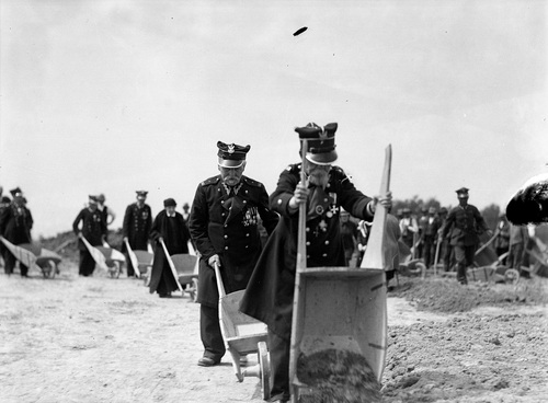 Weterani powstania 1863 roku podczas pracy przy sypaniu kopca na Sowińcu, maj 1935 r. Fot. NAC