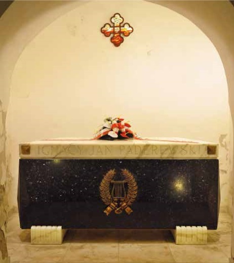 Sarkofag Ignacego Jana Paderewskiego w krypcie katedry św. Jana w Warszawie. Fot. Wikimedia Commons