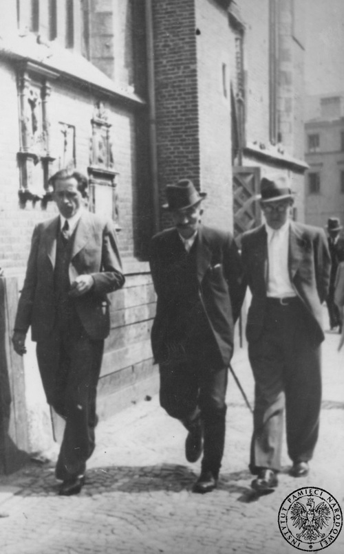 Stanisław Mierzwa, Wincenty Witos oraz Józef Marcinkowski w drodze do redakcji tygodnika "Piast" - Kraków, 1939 r. Fot. AIPN
