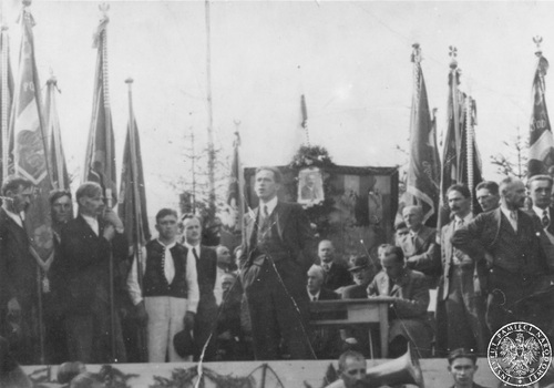 Stanisława Mierzwę (w środku) przemawiający w Milówce, 4 września 1938 r. W tle wisi portret Wincentego Witosa. Fot. AIPN