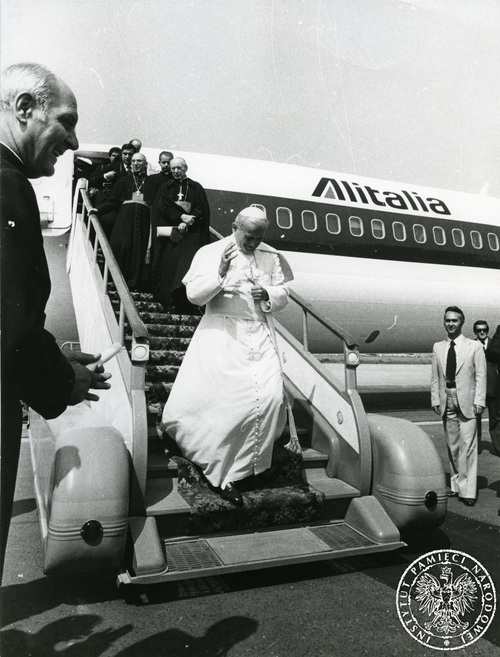 Papież Jan Paweł II schodzi po schodach samolotu włoskich linii lotniczych "Alitalia" na lotnisku w Warszawie, 2 czerwca 1979 r. Za Papieżem kard.Stefan Wyszyński, kard. Agostino Casaroli, ks. Stanisław Dziwisz, Arturo Mari. Fot. AIPN
