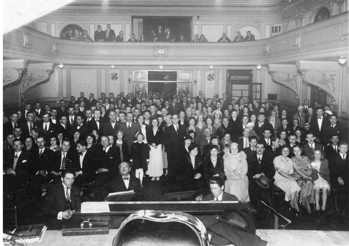 Koło teatralne "Wierni Hasłom Marszałka Józefa Piłsudskiego" w Buenos Aires. Widok na salę podczas spektaklu "Śmierć Okrzei", maj 1934 r. Fot. NAC