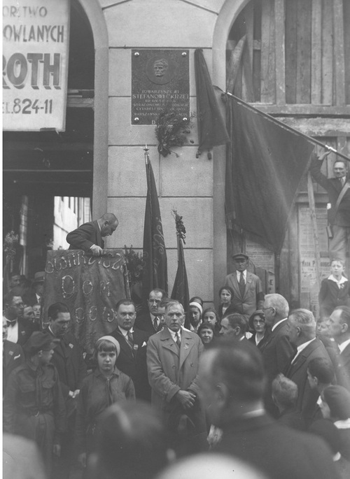 Odsłonięcie tablicy pamiątkowej ku czci działacza niepodległościowego i socjalistycznego Stefana Okrzei na budynku Robotniczego Domu Ludowego w Warszawie, maj 1933 r. Fot. NAC