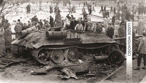 Uszkodzony czołg sowiecki w Budapeszcie, październik 1956 r. Fot. Wikimedia Commons