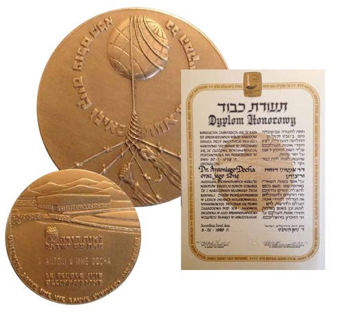 Medal i dyplom Sprawiedliwy wśród Narodów Świata  dla Janiny i Antoniego Dochów. Fot. AIPN