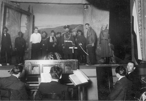 Fragment spektaklu "Śmierć Okrzei" - odsłona VI, stracenie. Koło teatralne "Wierni Hasłom Marszałka Józefa Piłsudskiego" w Buenos Aires, maj 1934 r. Fot. NAC