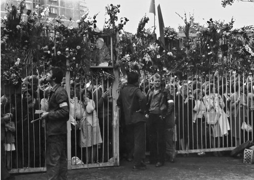 Druga brama Stoczni Gdańskiej im. Lenina w czasie strajku w sierpniu 1980 r. Fot. ze zbiorów K. Maciejewskiego