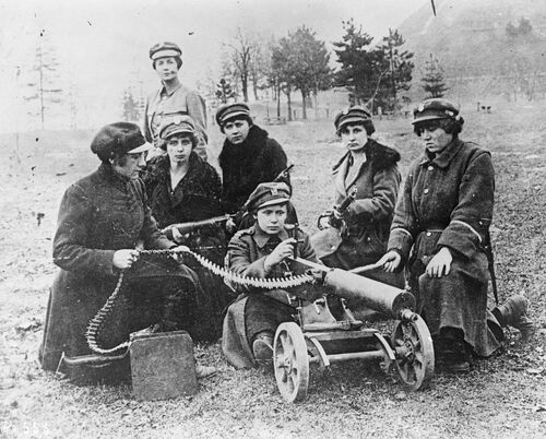 Aleksandra Zagórska (z tyłu) z członkiniami Ochotniczej Legii Kobiet, 1920 r. Fot. Wikimedia Commons