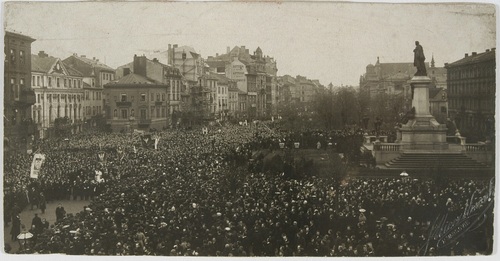 Pochód narodowy na Krakowskim Przedmieściu w Warszawie, 5 listopada 1905 r. Fot. Biblioteka Narodowa