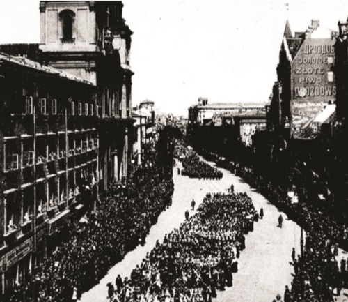 Uroczystości 3 maja na Krakowskim Przedmieściu w Warszawie, 1916 r. Fot. Biblioteka Narodowa