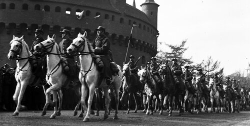 Pułk Piechoty Ziemi Krakowskiej w przemarszu na defiladę z okazji Święta Niepodległości, Kraków, 1933 r.  Fot. NAC