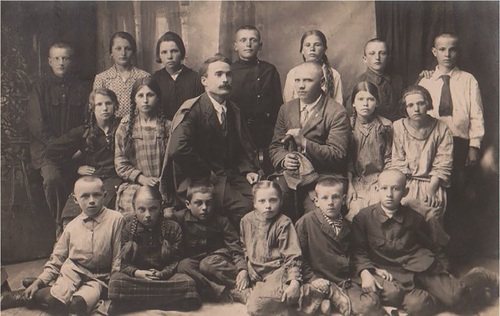 Stanisław Zawadzki z uczniami polskiej szkoły w Kamieńcu Podolskim, 1930 r.