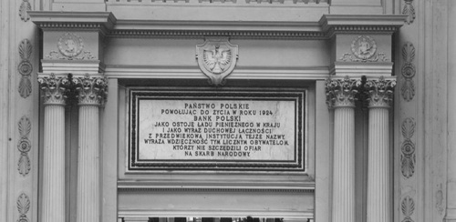 Tablicą znad wewnętrznej strony wejścia do głównej sali Banku Polskiego przy ulicy Bielańskiej 10 w Warszawie, kwiecień 1928 r. Fot. NAC