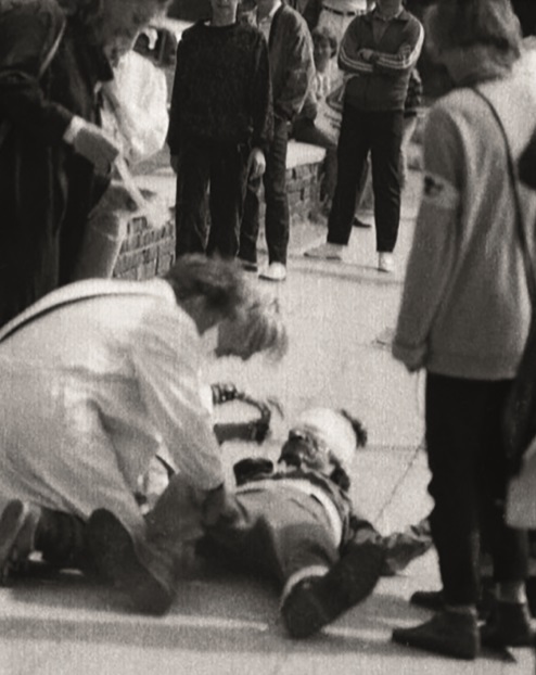 Jeden z rannych podczas milicyjnej pacyfikacji happeningu FMW w Gdańsku, 1 maja 1989 r. Fot. fmw.org.pl