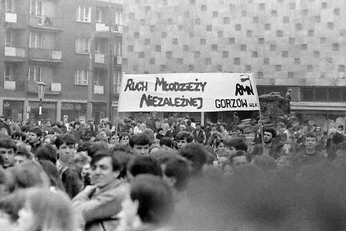 Ruch Młodzieży Niezależnej, przed katedrą w Gorzowie Wielkopolskim, ok. 1985 r. Fot. Wikimedia Commons/<i>Stiopa</i> - praca własna/CC BY-SA 3.0
