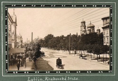 Centrum Lublina, Krakowskie Przedmieście, w głębi po prawej plac Litewski, widok z około 1917 roku. Tu koncentrowały się wydarzenia listopada 1918 roku. Z lewej strony widać fragment słynnego lubelskiego hotelu Victoria. To z jego okna 6 listopada przemawiał do zgromadzonych tłumów Stanisław Thugutt, informując o tworzącym się rządzie i apelując do żołnierzy oddziałów wiernych Radzie Regencyjnej o poparcie rządu ludowego. W tym hotelu zatrzymali się po całonocnej podróży Daszyński i Witos. Z prawej strony fotografii znajduje się sobór Podwyższenia Krzyża Pańskiego – symbol rosyjskiego władania nad miastem. Za soborem wznosi się pałac Lubomirskich, siedziba generał-gubernatora austriackiego. Tam właśnie miało miejsce pierwsze posiedzenie Rządu Ludowego pod prezydenturą Ignacego Daszyńskiego. Sobór rozebrano w latach 1924–1925, a z pozyskanego materiału budowlanego wzniesiono Dom Żołnierza imienia Józefa Piłsudskiego.