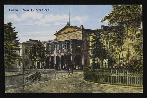 Na fotokopii pocztówki z 1917 roku widać front, składającego się z kilku skrzydeł, piętrowego kompleksu pałacowego. Między innymi widoczne są: kolumnadowe wejście, sąsiednie części pałacu z pomieszczeniami opatrzonymi ozdobnymi, dużymi, pionowymi oknami oraz podjazd i otoczony metalowym płotem skwerek z rosnącymi na nim drzewami. Lublin – stolica austriackiej strefy okupacyjnej, ustanowionej po zajęciu Królestwa Polskiego w sierpniu 1916 roku, wcześniej zaś guberni rosyjskiej. Dawny pałac Lubomirskich (wcześniej Radziwiłłów) od 1822 roku był siedzibą władz lokalnych: najpierw Komisji Województwa Lubelskiego, potem gubernatora rosyjskiego, po nim generał-gubernatora austriackiego. 6 listopada 1918 roku Ignacy Daszyński i jego współpracownicy wkroczyli do budynku i uprzejmie, acz stanowczo, wyprosili gubernatora, sami zaś zasiedli do posiedzenia – pierwszego posiedzenia pierwszego wolnego rządu odradzającej się Rzeczypospolitej.