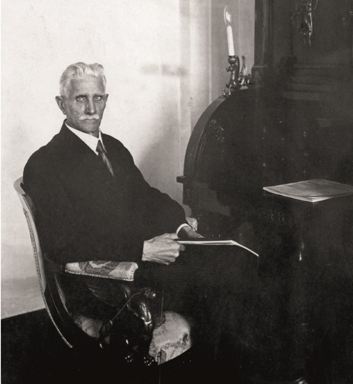 Ignacy Daszyński w swym sejmowym gabinecie, wyposażonym w efektowne, podkreślające rangę gospodarza meble, 1928 r. Fot. NAC