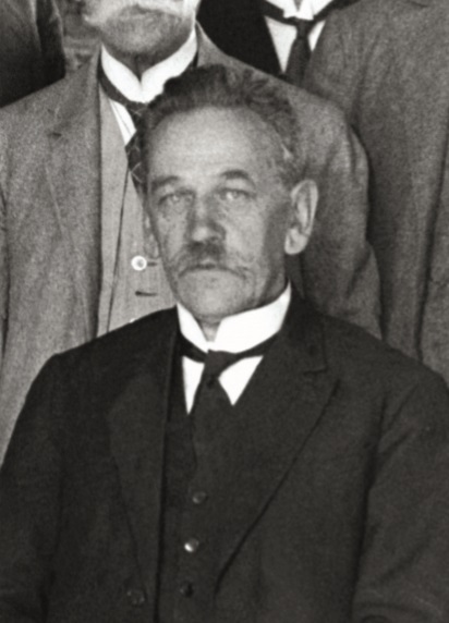 <b>Jędrzej Moraczewski, wieloletni towarzysz Ignacego Daszyńskiego, członek PPSD i PPS</b> W 1907 r. został posłem do parlamentu wiedeńskiego, w 1914 r. wstąpił do Legionów. Z wykształcenia był inżynierem kolejnictwa, więc w Tymczasowym Rządzie powierzono mu resort komunikacji. W listopadzie 1918 r.  został premierem Rządu Rzeczypospolitej Polskiej, w 1919 r. – posłem; w 1925 r. objął resort robót publicznych. Trwał wiernie przy Piłsudskim, za co w 1928 r. został wykluczony z PPS.