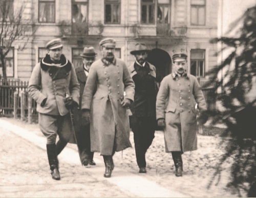 <b>Piłsudski w drodze do Gospody dla Legionistów, ul. Namiestnikowska w Lublinie, 26 kwietnia 1916 r. Fot. Muzeum Lubelskiego</b> „Dopiero w Lublinie odczuliśmy, że Ojczyzna jest w nas i koło nas…” To słowa Józefa Piłsudskiego wypowiedziane w sierpniu 1915 r. po bitwie pod Jastkowem, gdy odwiedził Lublin, entuzjastycznie przyjmowany przez jego mieszkańców. Patriotyczny entuzjazm lublinian wyraźnie kontrastował z nastrojami w Warszawie, gdzie wręcz płakano za uciekającymi wojskami rosyjskimi.