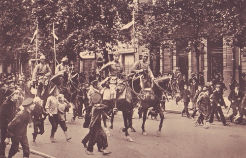 Niemcy wkraczający do Warszawy 5 sierpnia 1916 r. Fot. Wikimedia Commons