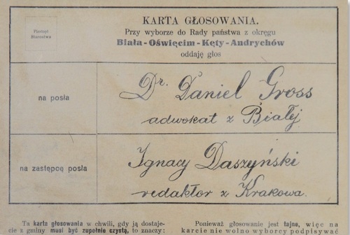 Instrukcja pokazująca, jak wypełniać kartę do głosowania, 1907 rok. Z powodu skomplikowanej procedury głosowania Polska Partia Socjalno-Demokratyczna uruchamiała biura wyborcze, w których pomagano wypełniać karty wyborcze. Z zasobu Archiwum Akt Nowych.