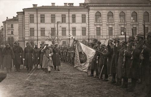 Przegląd wojska dokonany przez Naczelnika Państwa Józefa Piłsudskiego po zajęciu Wilna. Kwiecień 1919 r. Fot. NAC