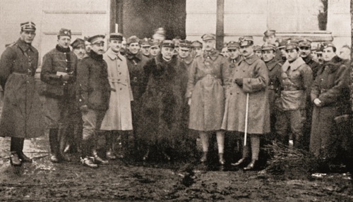 Komisja Ligi Narodów w koszarach wileńskich. 1919 r. Fot. NAC
