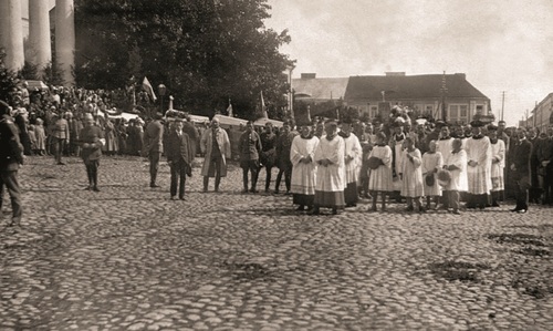 Pogrzeb poległych powstańców sejneńskich. Kondukt żałobny z trumnami poległych przed kościołem św. Aleksandra w Suwałkach. 28 sierpnia 1919 r. Fot. Muzeum Okręgowego w Suwałkach