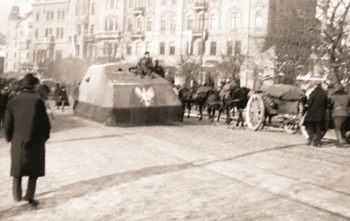 Polski improwizowany samochód pancerny „Józef Piłsudski” („Tank Piłsudskiego”),  zbudowany w lwowskich warsztatach kolejowych, uszkodzony 9 listopada 1918 r. podczas natarcia na ul. Jezuickiej. Fot. NAC