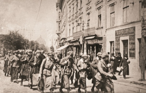 Maszerujący przez miasto oddział Ochotniczej Legii Kobiet zorganizowanej przez Aleksandrę Zagórską. Listopad 1918 r. Fot. NAC