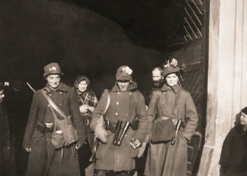 Patrol legionistek z Ochotniczej Legii Kobiet, biorący udział w obronie miasta. Listopad 1918 r. Fot. NAC