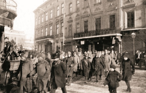 Żołnierze i mieszkańcy na rynku miejskim we Lwowie. Listopad 1918 r. Fot. NAC